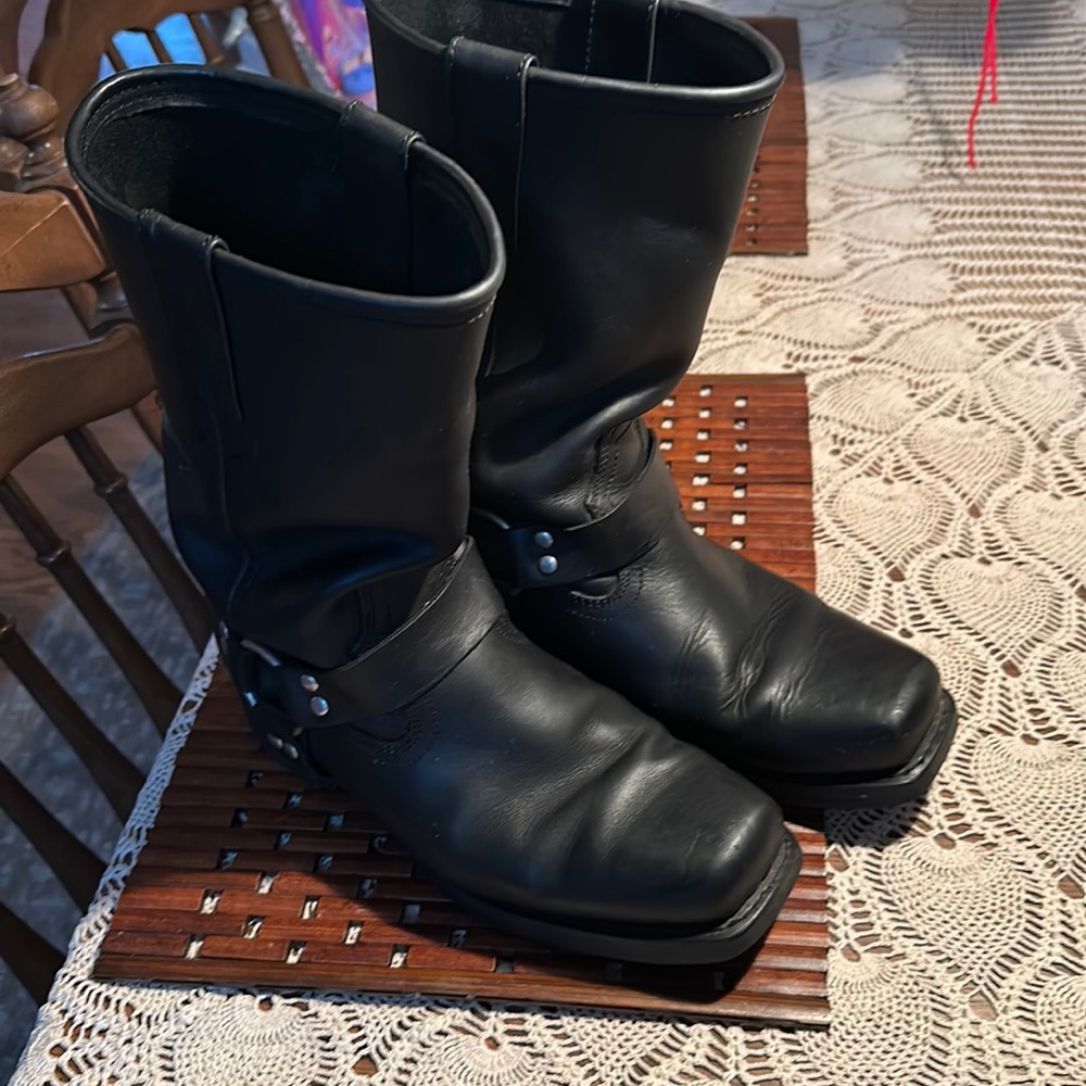 Men’s size 10D pull on boots. Good condition